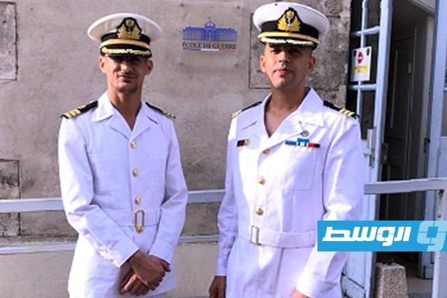 الضابطان بالقوات البحرية الليبية في أعرق الأكاديميات العسكرية الفرنسية. (السفارة الفرنسية لدى ليبيا9