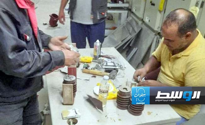 فنيون يعملون في إنجاز غلاية الوحدة الثانية بمحطة سرت البخارية (الشركة العامة للكهرباء)