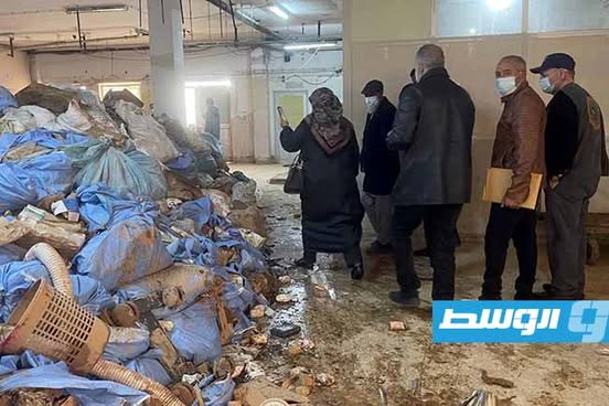 متابعة مدير إدارة الإصحاح البيئة لعمليات التعقيم والتطهير في ترهونة، الخميس 2 يناير 2024. (وزارة الحكم المحلي)