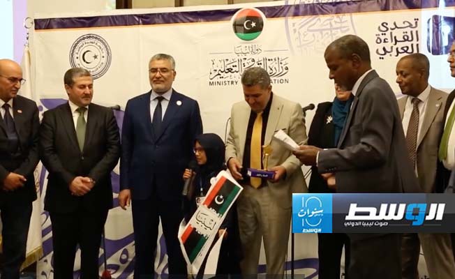 الطفلة حبيبة مصباح عمار خلال تكريمها من وزارة التعليم في حكومة الدبيبة (لقطة مثبتة من فيديو: وزارة التعليم)