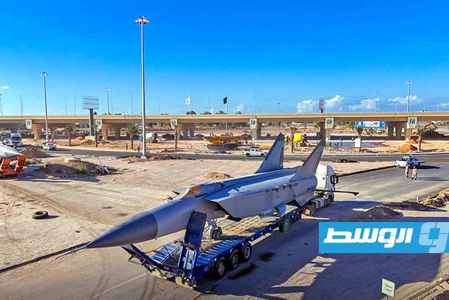مجسم طائر لتركيبه في موقع «جسر الكرامة» في سرت، الثلاثاء 30 سبتمبر 2025 (الجهاز الوطني للتنمية)