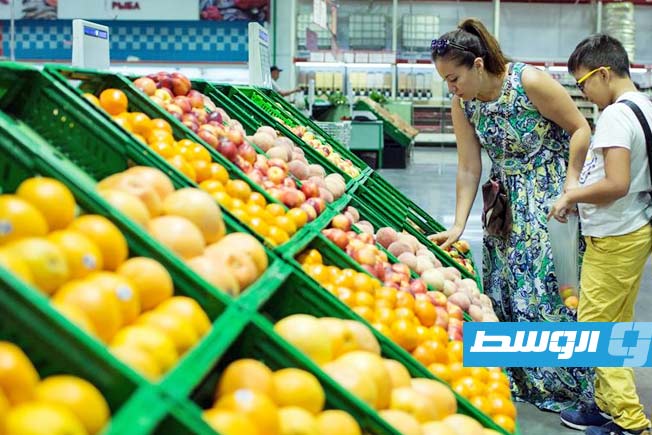 إحدى الأمهات تساعد ابنها على اختيار أغذية صحية. (الأمم المتحدة)