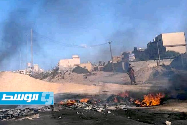 إشعال النيران في الإطارات وإغلاق طرق رئيسية في الخمس احتجاجا على قرار بخصوص ميناء المدينة البحري، الإثنين 7 أغسطس 2023 (فيسبوك)