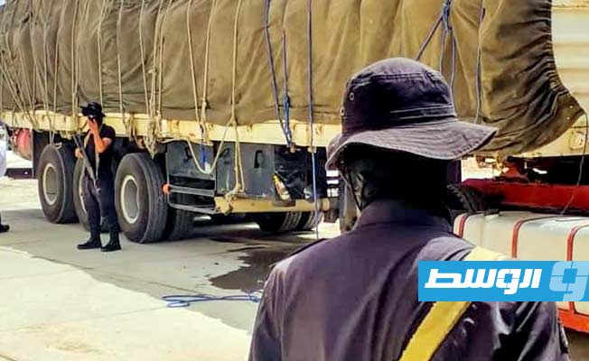 خزانات الوقود المهرب على متن شانة تحمل أعلاف. (وزارة الداخلية)