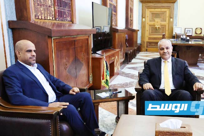 اجتماع عيسى والجويفي لمناقشة التعاون بين المصرف المركزي ووزارة الحكم المحلي، الأربعاء 6 أغسطس 2025. (مصرف ليبيا المركزي)