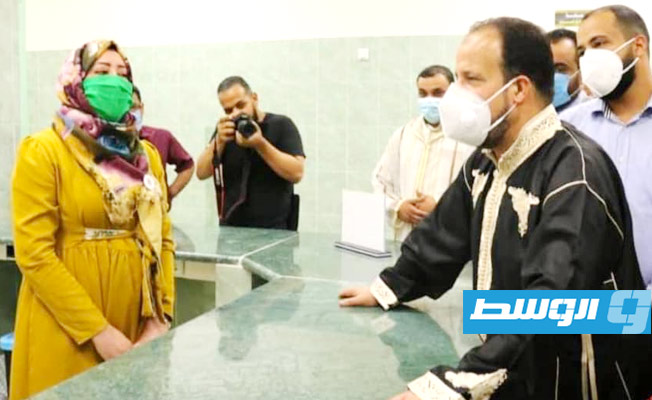 الزناتي خلال جولته بمستشفيات مدن الواحات، 10 مايو 2021 . (وزارة الصحة)