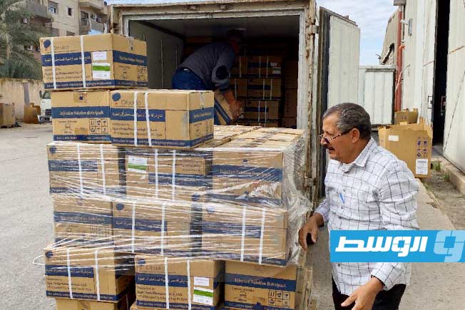 موظف ينقل شحنة من المحاليل الوريدية بأحد المستشفيات، الثلاثاء 23 ديسمبر 2025. (جهاز الإمداد الطبي)