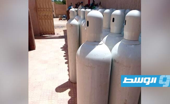 أسطوانات أكسجين تم توريدها لمركز عزل الواحات بمستشفى جالو العام، 5 مايو 2021. (اللجنة الاستشارية الطبية فرع الواحات)