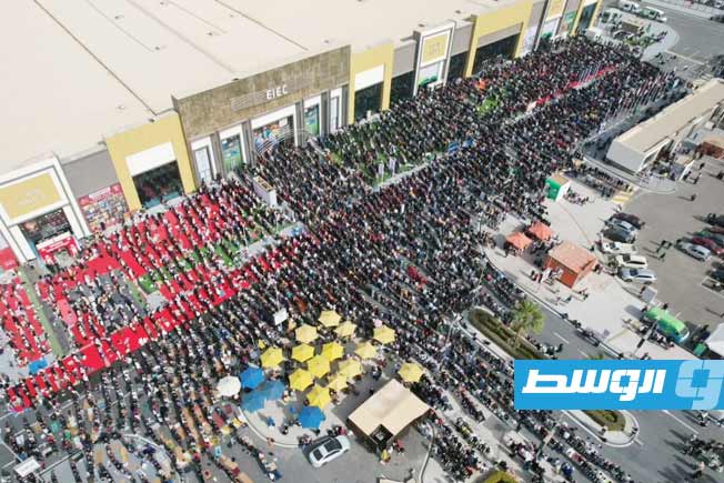 صورة من مكان مرتفع لصلاة الجمعة في معرض القاهرة الدولي للكتاب بأرض المعارض بالقاهرة، في 23 يناير 2026. (فيسبوك)