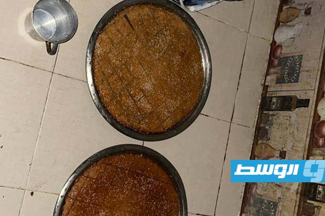 الأدوات التي يستخدمها الوافد في صنع الحلويات، 3 يناير 2025. (مديرية أمن الواحات)