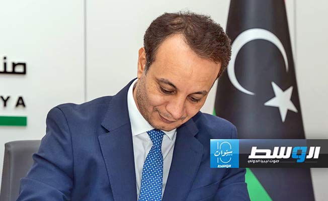 مدير صندوق التنمية وإعادة إعمار ليبيا بلقاسم حفتر خلال توقيع العقود، 23 أكتوبر 2024. (صفحة الصندوق على فيسبوك)