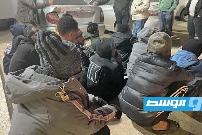 مهاجرون جرى ضبطهم في صبراتة قبل تهريبهم، 24 يناير 2026. (أمن صبراتة)