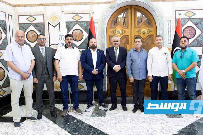 اجتماع عيسى مع رئيس غرفة التجارة والصناعة في مصراتة وممثلين عن «حراك صغار التجار»، الثلاثاء 28 أكتوبر 2025. (مصرف ليبيا المركزي)