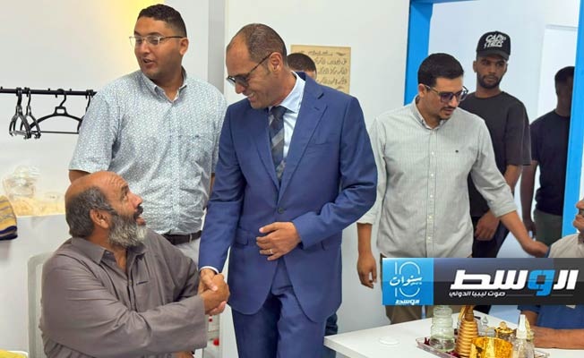عبدالجليل خلال زيارته مرضى الكلى المنقولين من الكفرة إلى مستشفى الكلى بنغازي، 13 أغسطس 2024. (وزارة الصحة)