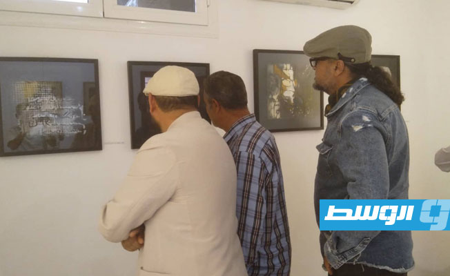 تدشين المعرض الشخصي الأول للفنان التشكيلي عبدالرزاق الدالي بعنوان «الخريف» (بوابة الوسط)