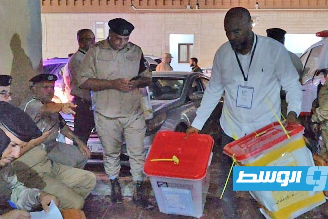 جانب من عملية نقل صناديق الاقتراع من المراكز إلى الإدارة الانتخابية بالبلديات، السبت 16 أغسطس 2025 (المفوضية الوطنية للانتخابات)