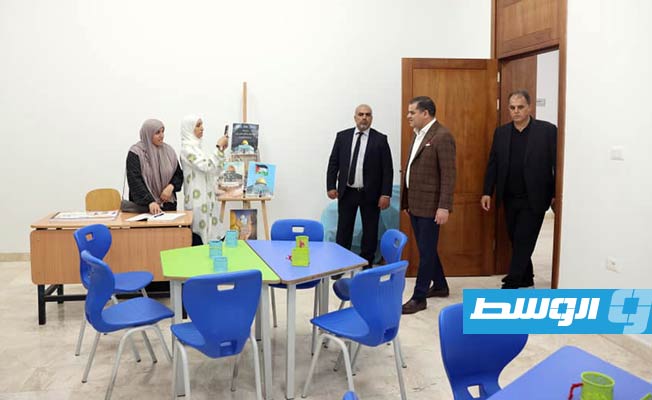 جولة الدبيبة داخل أحد فصول مدرسة الظهرة المركزية ببلدية طرابلس المركز بعد افتتاحها، الخميس 26 أكتوبر 2023. (حكومتنا)