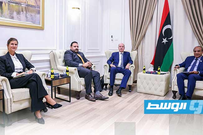 لقاء مدير إدارة الشؤون الأوروبية أبوبكر الطويل مع سفير سويسرا لدى ليبيا جوزيف رينغلي، الخميس 7 أكتوبر 2025. (وزارة الخارجية والتعاون الدولي )