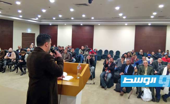 الجمهور المتابع للأمسية الشعرية بمعرض القاهرة الدولي للكتاب. 2022. (الوسط).