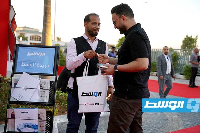 توزيع نسخ من جريدة «الوسط» خلال المؤتمر السنوي الأول للإعلام العربي في بنغازي الذي استمر ثلاثة أيام من 15 إلى 17 سبتمبر 2025. (الوسط)