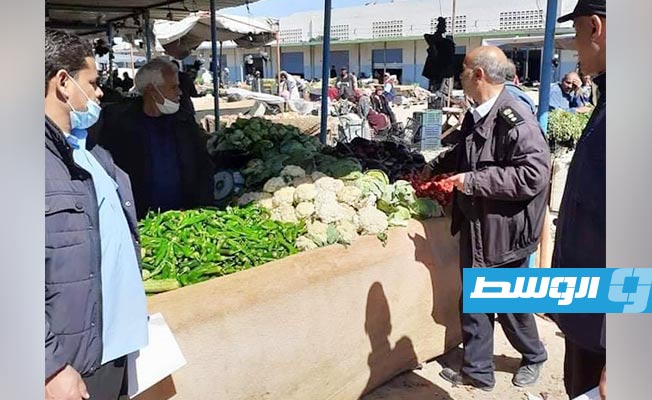 الحرس البلدي بنغازي يقوم بجولة في سوق الخضراوات لمتابعة الأسعار