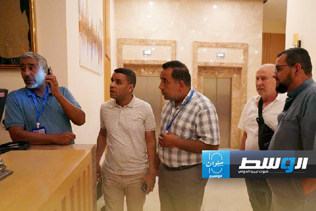 استقبال الخبير الأجنبي بمطار بنينا في بنغازي. (وزارة الكهرباء والطاقات المتجددة بالحكومة المكلفة من مجلس النواب)
