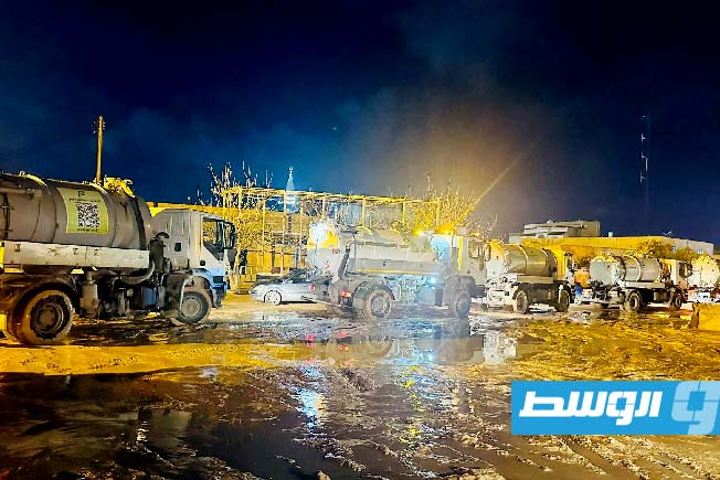 سيارات لشفط مياه الأمطار تابعة لشركة المياه والصرف الصحي (شركة المياه والصرف الصحي)