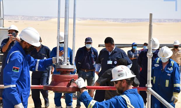 عملية ربط حقل الخير بخط الإنتاج 24 بوصة من حقـل الزقوط التابع لشركة الواحة المتجه إلى مينـاء السـدرة النفطي. (شركة سرت)