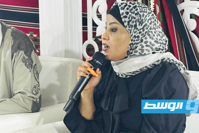 جانب من محاضرة الأديب والشاعر جمعة الفاخري «مؤانسة تراثية» بقاعة المتحف التركي أمس الخميس. (وزارة الثقافة والفنون)