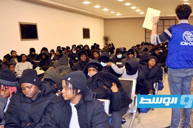 عملية ترحيل المهاجرات إلى نيجيريا من مطار معيتيقة. (وزارة الداخلية)