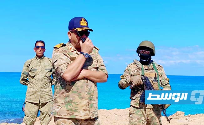 مسؤولو القوات البحرية أثناء متابعة تفجير اللغم البحري بمنطقة النقازة غرب الخمس، السبت 8 أكتوبر 2022. (رئاسة الأركان العامة)