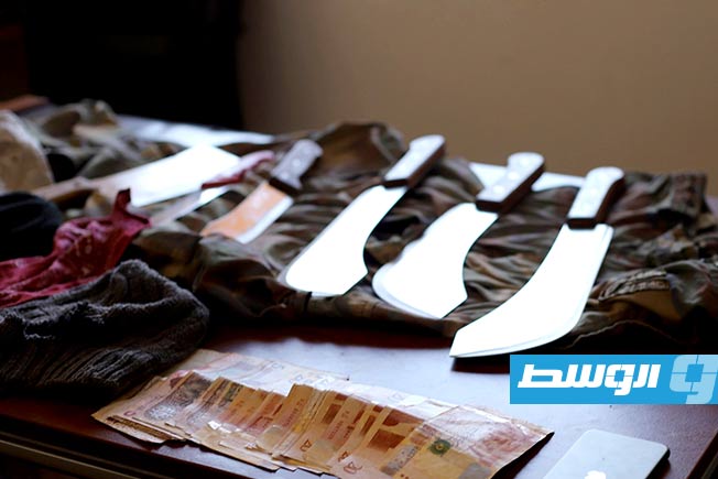 جانب من الأحراز المضبوطة مع المتهمين، الأحد 17 أغسطس 2025. (مديرية أمن زوارة)