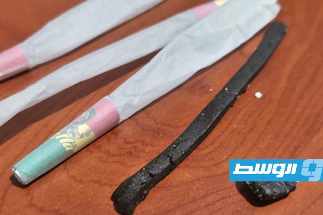 مضبوطات مع المتهم بسرقة محلات مواد غذائية في صبراتة (مديرية أمن صبراتة)