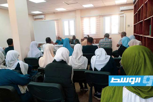 جانب من الحضور خلال مناقشة كتاب «الإبادة الجماعية في ليبيا: تاريخ استعماري خفي» بمكتبة اليونسكو بسبها في 12 نوفمبر 2025. (فيسبوك)
