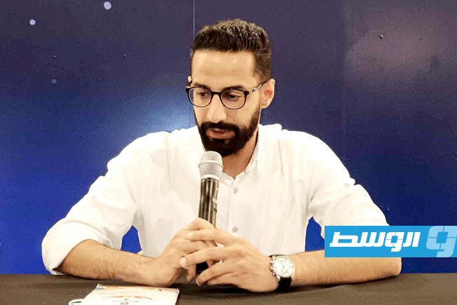 الكاتب والصحفي محمود علي بحوش محمود بِي بالمدينة القديمة. (بوابة الوسط)