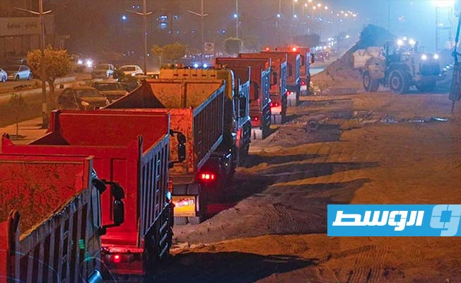 من أعمال إزالة المخالفات وفتح المسارات بأحد شوارع العاصمة طرابلس، 5 نوفمبر 2023. (شركة الخدمات العامة)