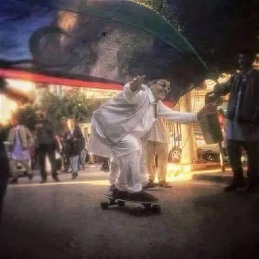 رجل على مزلاج يخطف الانتباه فى يوم الزي الليبي