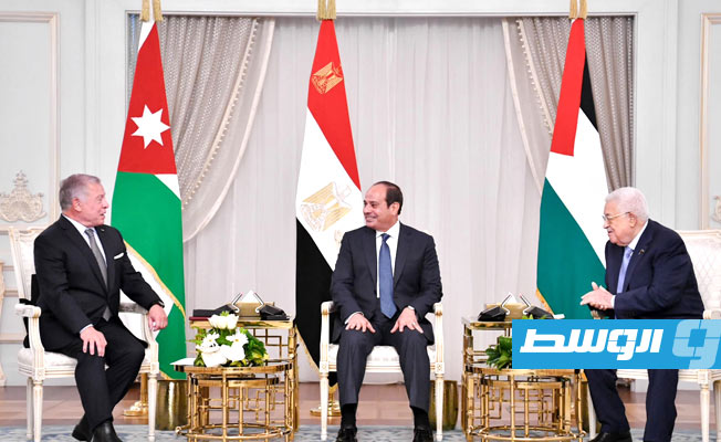الرئيس المصري عبد الفتاح السيسي متوسطًا ملك الأردن عبد الله الثاني والرئيس الفلسطيني محمود عباس في مدينة العلمين في شمال مصر. (الإنترنت)