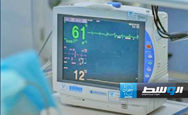 جهاز طبي خلال إجراء جراحة أوعية دموية بمستشفى طرابلس الجامعي (منصة حكومتنا)