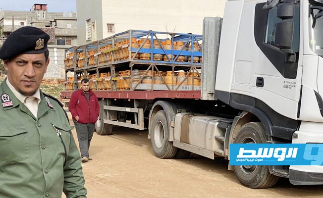 صاحب مستودع في البيضاء يوزع أسطوانات غاز مجانا