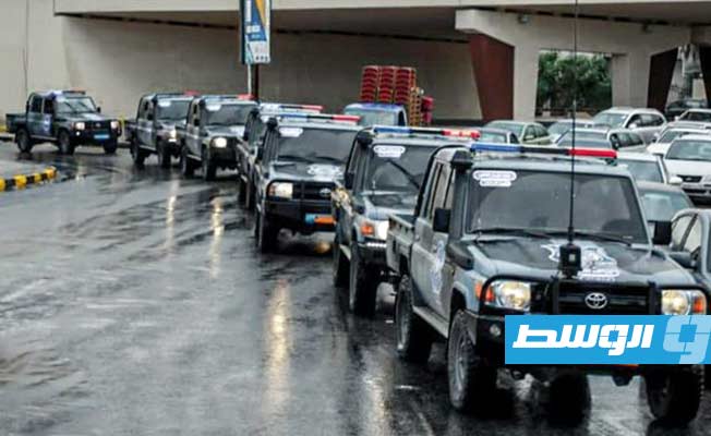 عناصر الشرطة أثناء إخلاء مجمع الدعوة الإسلامية في طرابلس، 14 أكتوبر 2021. (وزارة الداخلية)