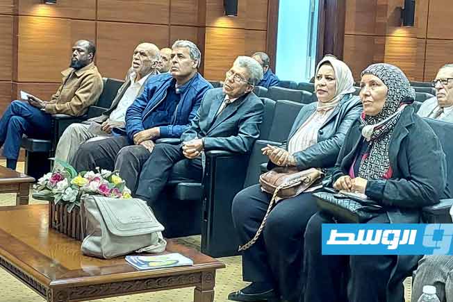 الدكتورة فوزية مراد تلقي محاضرة بمركز المحفوظات حول الهوية الثقافية الليبية، ديسمبر 2025. (الإنترنت)