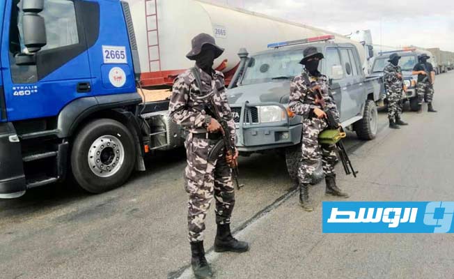 عناصر من وزارة الداخلية خلال تأمين شحنات الوقود المتجهة إلى الجنوب، 8 نوفمبر 2021. (الوزارة)