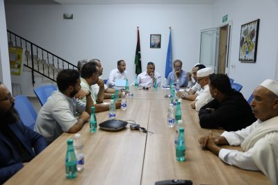 جانب من استقبال البعثة الأممية وفدا ممثلاً عن متظاهرين أمام مقرها في طرابلس، الثلاثاء 24 يونيو 2025 (صفحة البعثة الأممية على فيسبوك)