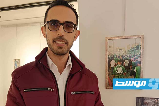 الفنان محمد الحامدي أحد المشاركين في معرض الصور الفوتوغرافية «حياتهم». فبراير 2025. (بوابة الوسط)