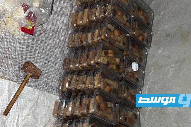 الأدوات التي يستخدمها الوافد في صنع الحلويات، 3 يناير 2025. (مديرية أمن الواحات)