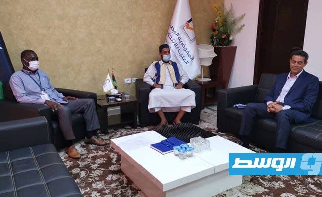 السائح يستعرض مع هيئة مشروع الدستور جاهزية مفوضية الانتخابات للاستفتاء، 8 سبتمبر 2020. (تصوير: رمضان كرنفودة)