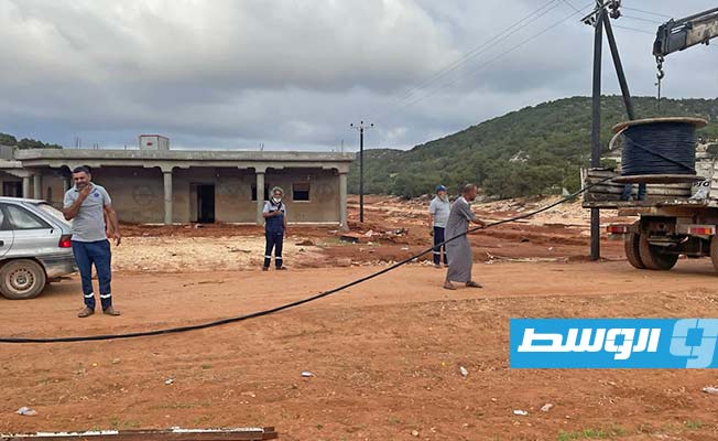 فنيو شركة الكهرباء يجرون إصلاحات بمنطقة هضبة الحمر، 26 سبتمبر 2023. (شركة الكهرباء)