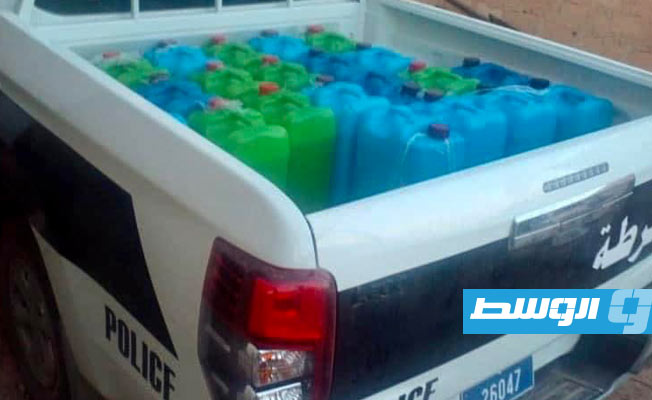 غالونات معبأة بالخمور معدة للترويج جرى ضبطها بمصنع في ككلة. (وزارة الداخلية)