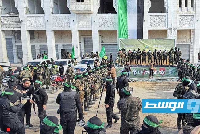 عناصر كتائب القسام ينتشرون في ميدان فلسطين بمدينة غزة، قبل تسليم الأسيرات المجندات الأربع. 25 يناير 2025. (صورة مثبتة من فيديو)
